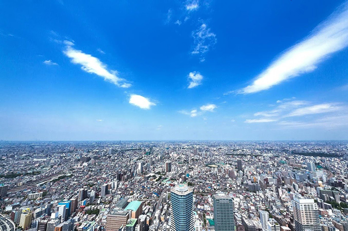 ビル街と青空の空撮写真